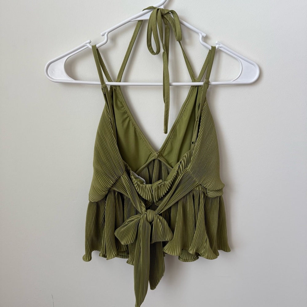 ASTR The Label Raine Pleated Halter Top Avocado Size Medium - Picture 2 of 10